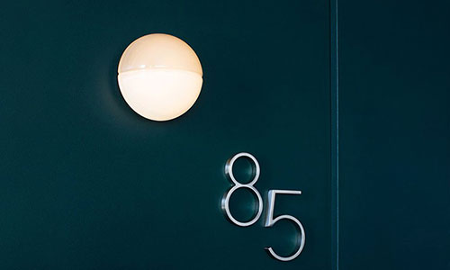 Luminaria de pared Notch para RBW. Diseño por David Rockwell