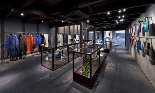  Primer piso de la nueva boutique de Issey Miyake, diseñado por Naoto Fukasawa. Fotografía: Masaya Yoshimura