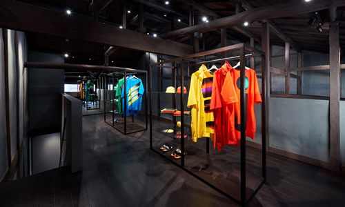 Segundo nivel de la nueva boutique de Issey Miyake. Fotografía: Masaya Yoshimura