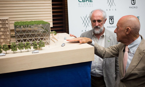 Coordinador general de la Alcaldía de Madrid, Luis Cueto, y el arquitecto Norman Foster