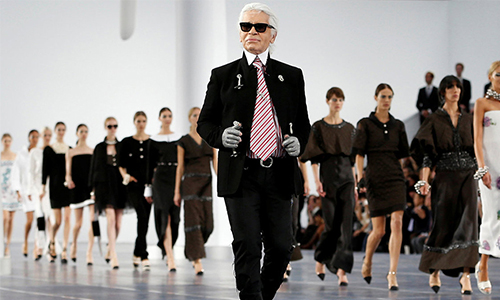 El diseñador de moda alemán Karl Lagerfeld