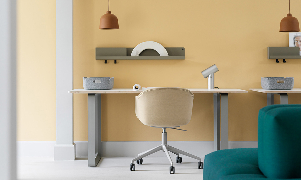 Muuto propone espacios de oficinas con tonos pastel