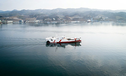 Nendo rediseñó un barco que brinda la seguridad de la vida en tierra firme.