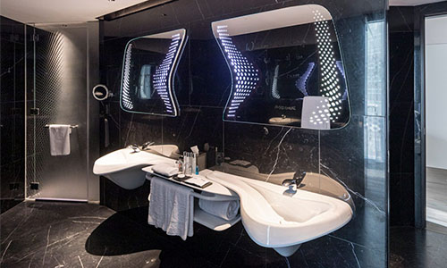 Zaha Hadid Architects revela los interiores del hotel ME Dubai.