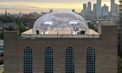 Cúpula transparente corona edificio en UK para exhibición de McQueen.