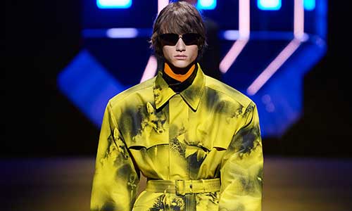 2.	AMO, a cargo de la escenografía del desfile de moda masculina: F/W 22 de Prada.