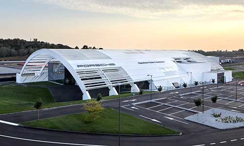 Pedrali amuebla el Porsche Experience Center recientemente inaugurado en Franciacorta.