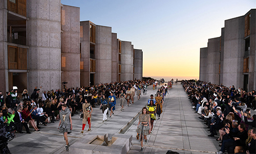 Louis Vuiton presentó su colección crucero 2023 en el Salk Institute.