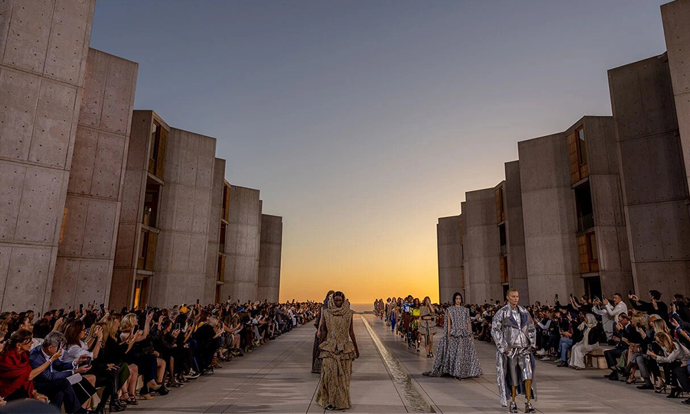 Louis Vuitton presentó su colección crucero 2023 en el Instituto Salk